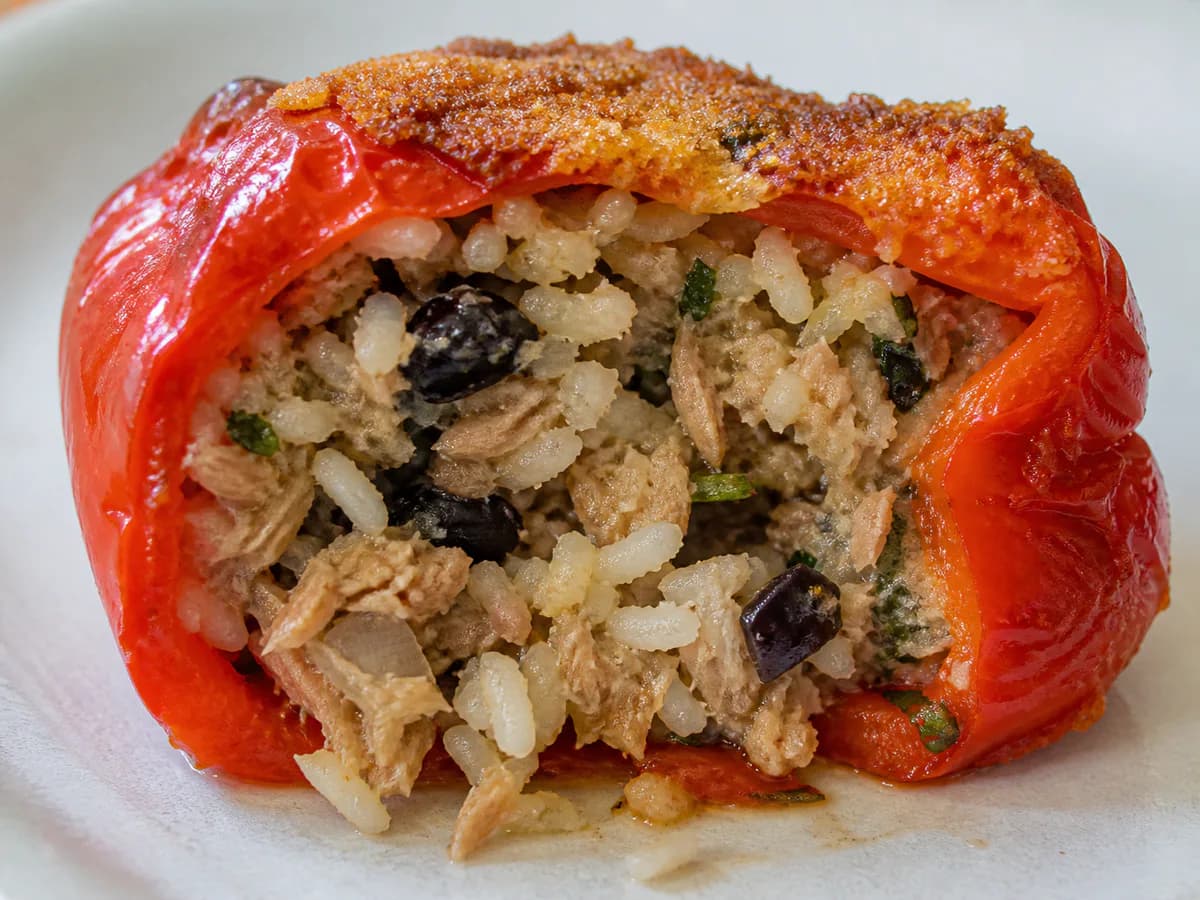 Pormenor de uma porção de Pimentos Recheados com Atum e Azeitonas