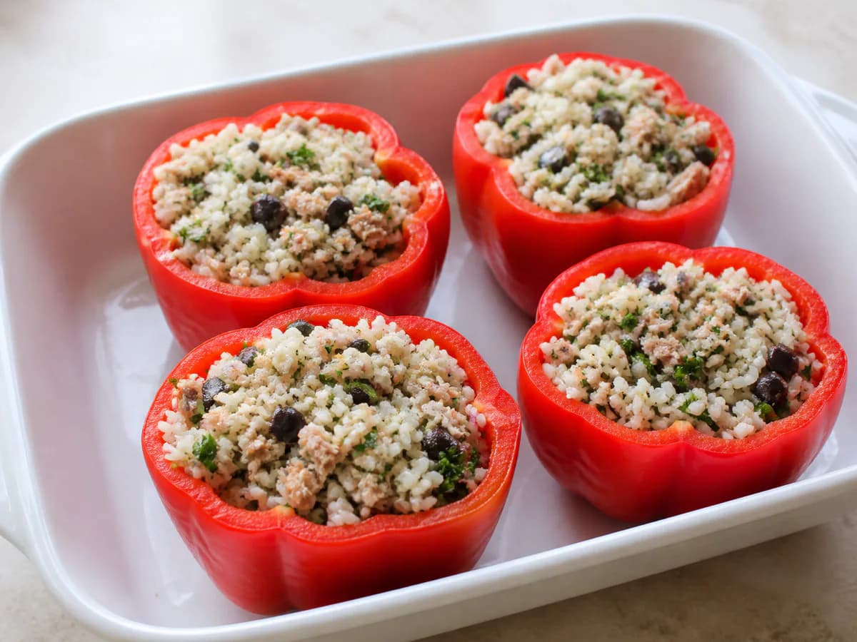 Preparação de Pimentos Recheados com Atum e Azeitonas durante a confeção