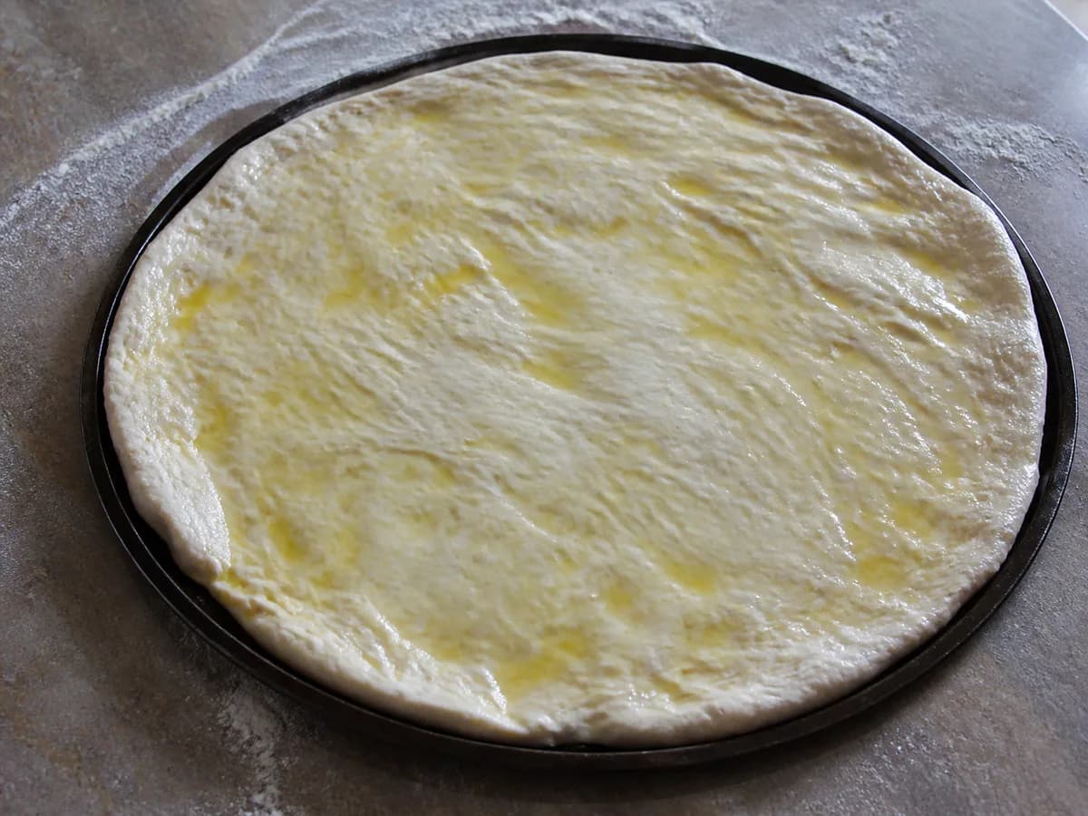 Preparação de Pizza de Bacon e Cogumelos durante a confeção