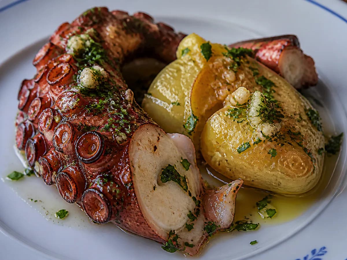 Pormenor de uma porção de Polvo à Lagareiro com Salsa e Batatinhas