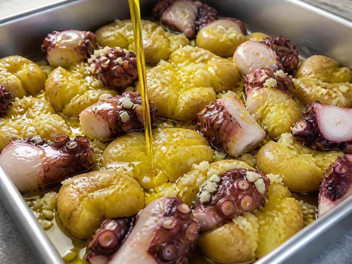 Preparação de Polvo à Lagareiro com Salsa e Batatinhas durante a confeção