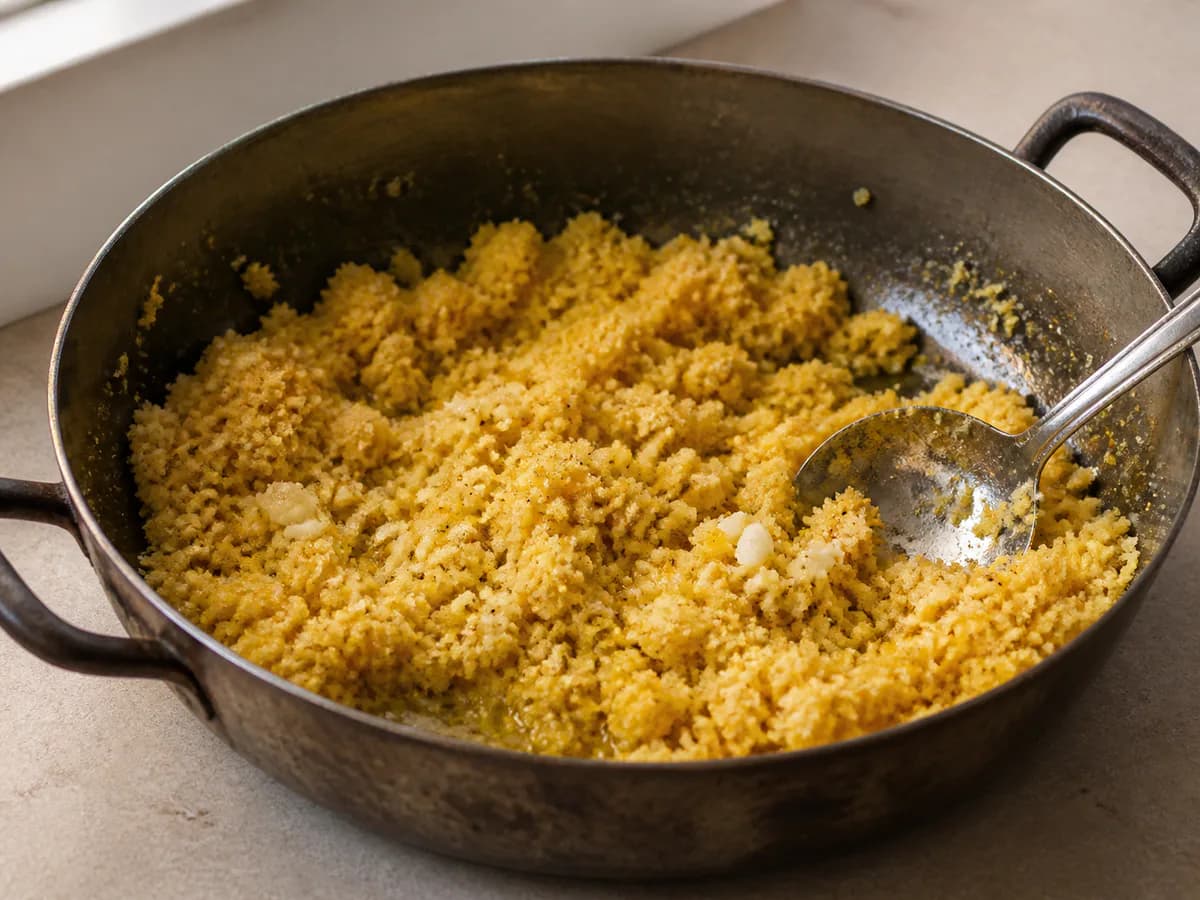 Preparação de Polvo à Lagareiro com Migas de Broa de Milho, Grelos e Feijão Frade e Batatas a Murro durante a confeção