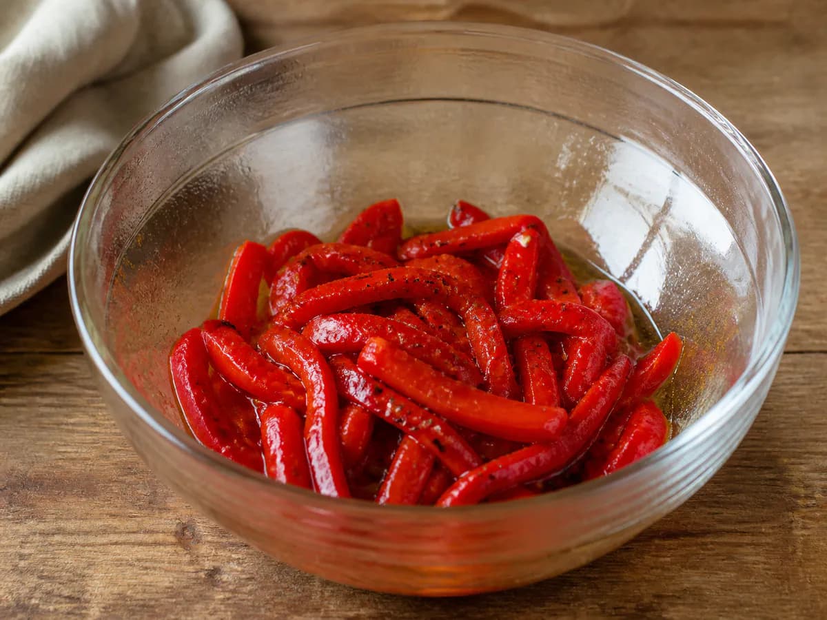 Preparação de Polvo com Batatas a Murro e Salada de Pimentos Vermelhos durante a confeção