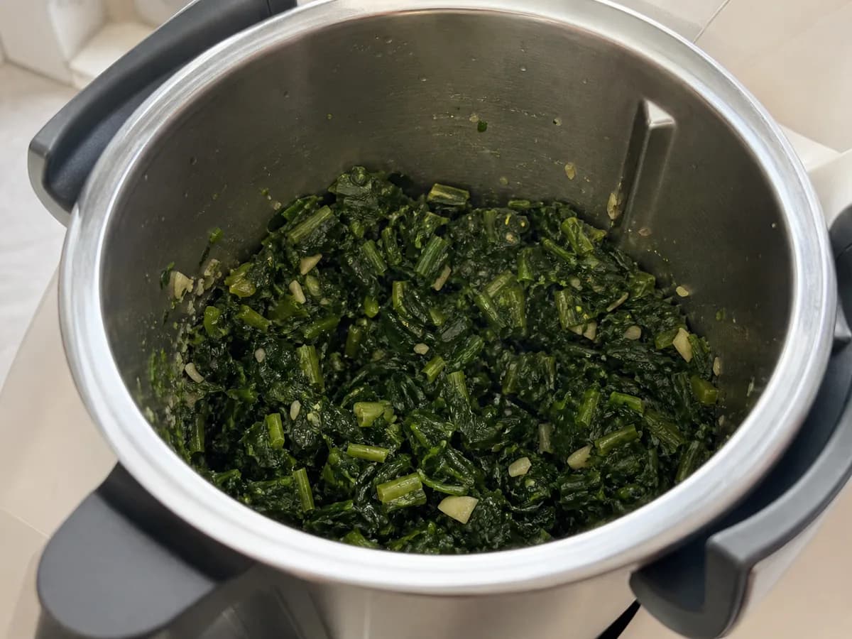 Preparação de Polvo da Consoada com Grelos de Nabo e Batatas a Murro (Bimby) durante a confeção