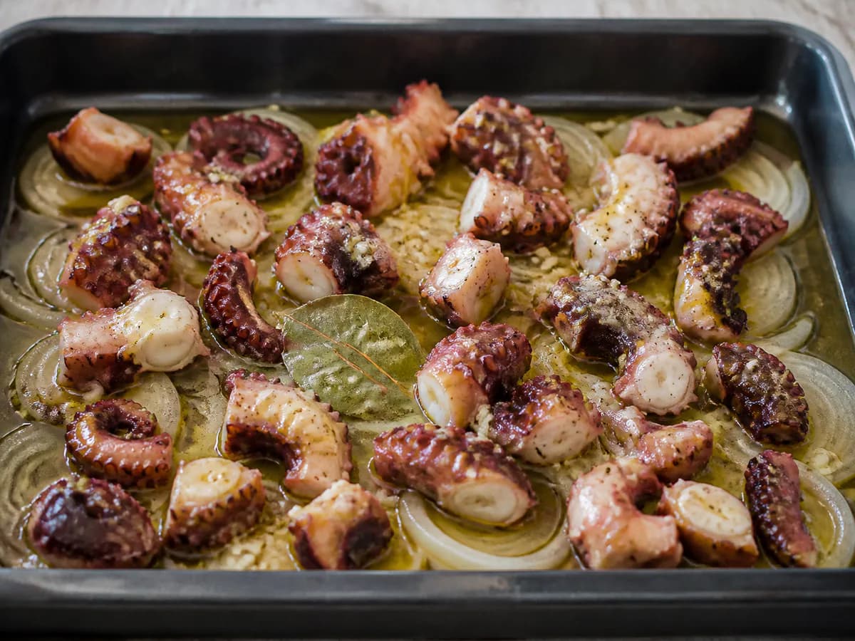 Preparação de Polvo Delicioso No Forno durante a confeção