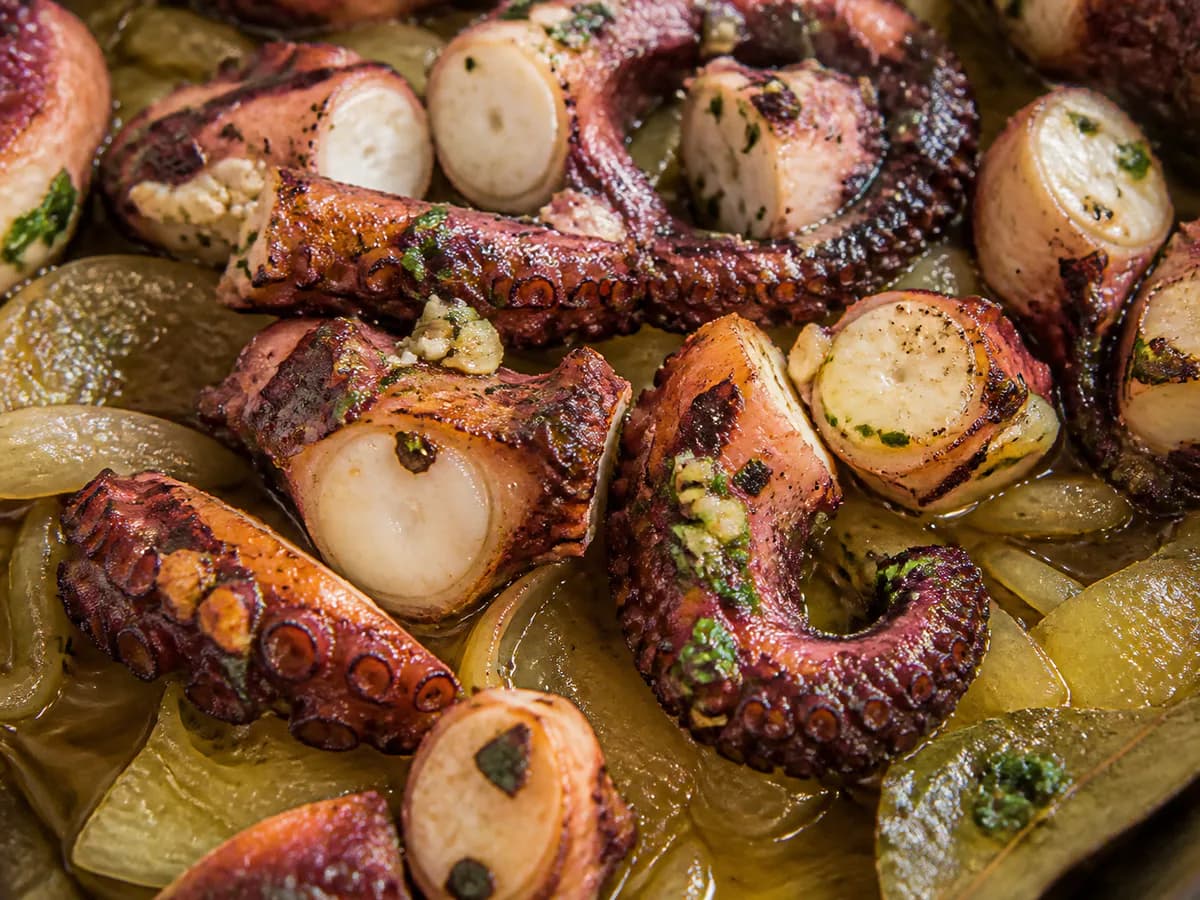 Pormenor de uma porção de Polvo Delicioso No Forno