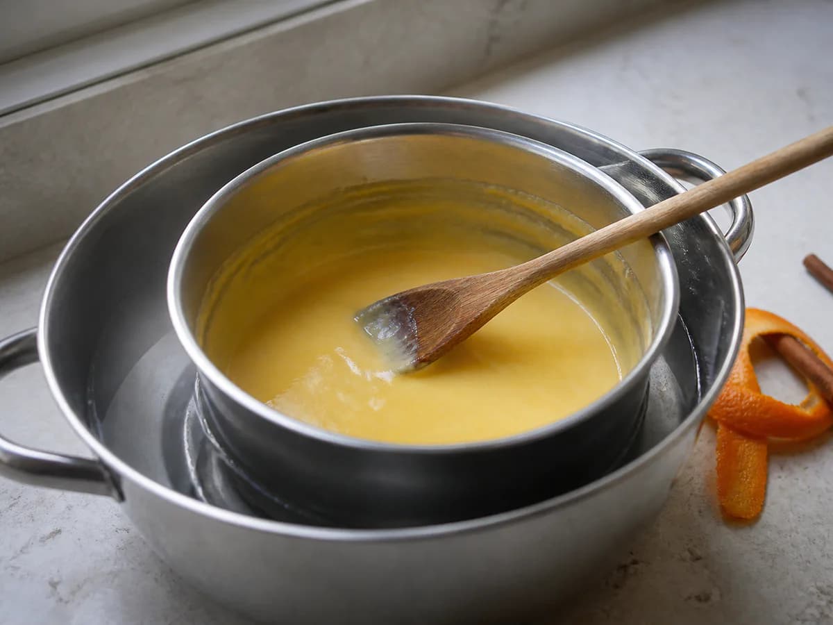 Preparação de Pudim Abade de Priscos (Receita Clara de Sousa) durante a confeção