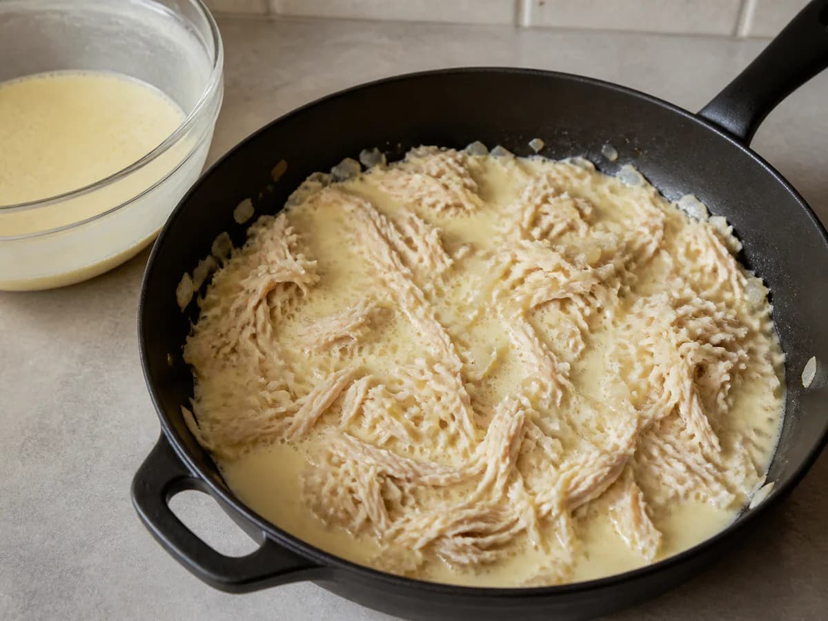 Preparação de Pudim de Frango Açoriano durante a confeção