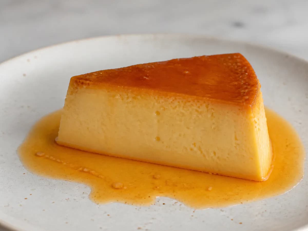 Pormenor de uma porção de Pudim de Laranja na Panela