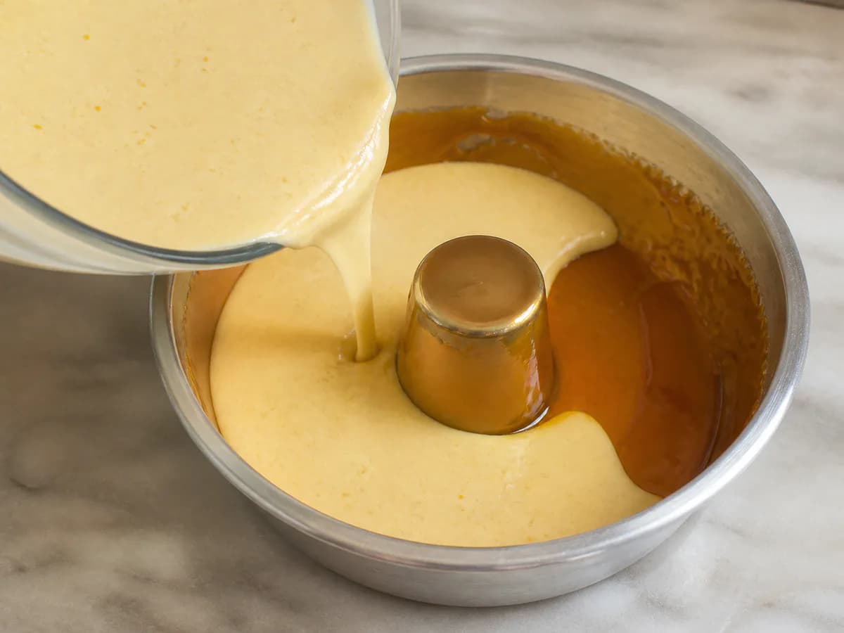Preparação de Pudim de Limão e Canela durante a confeção