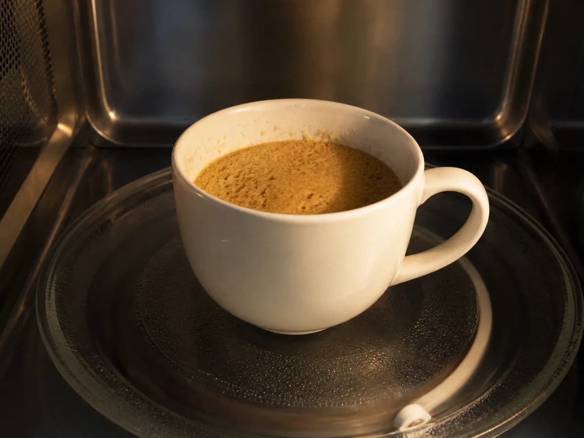 Preparação de Pudim de Mel na Caneca (Micro-ondas) durante a confeção