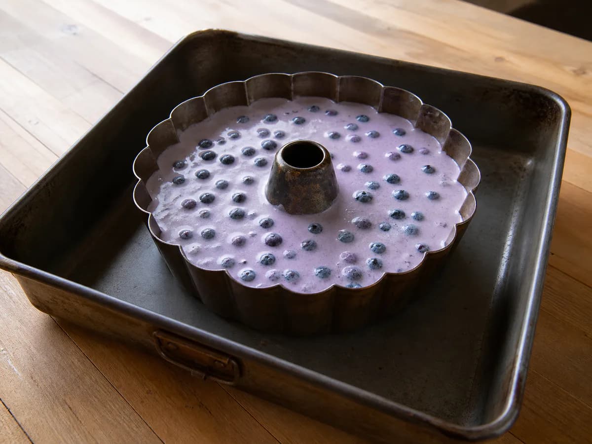 Preparação de Pudim de Mirtilo com Calda de Morango durante a confeção