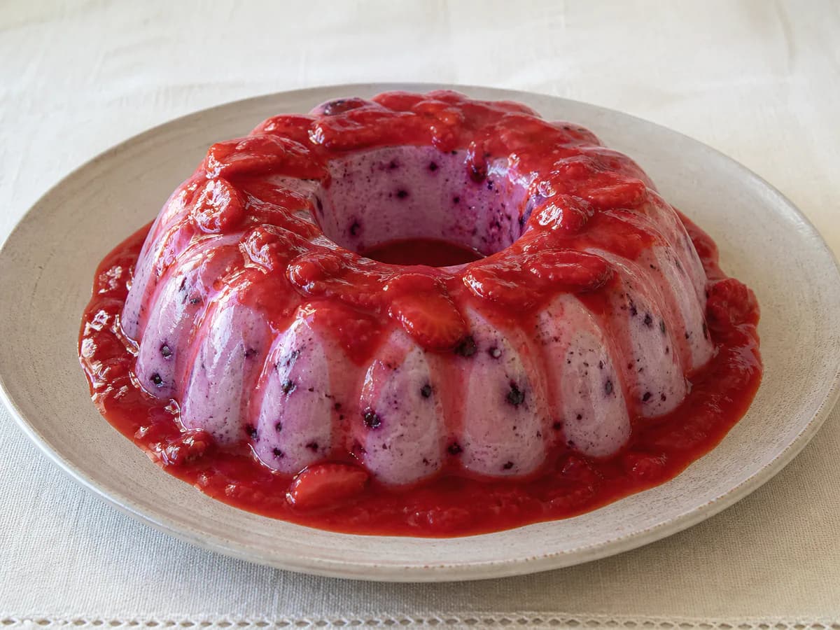 Pudim de Mirtilo com Calda de Morango