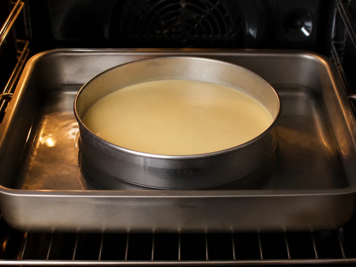 Preparação de Pudim de Natas durante a confeção
