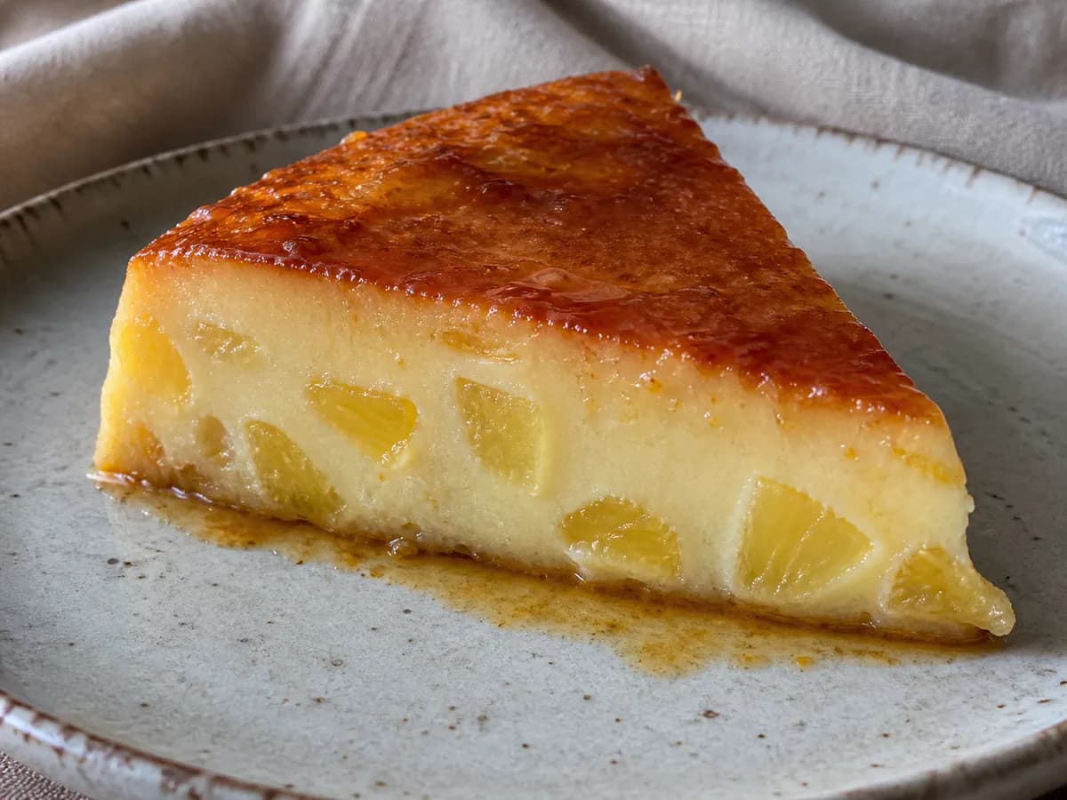 Pormenor de uma porção de Pudim de Natas e Ananás Delicioso