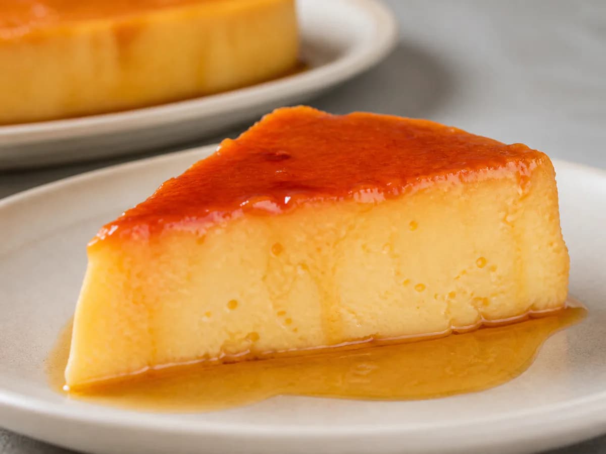 Pormenor de uma porção de Pudim de Ovos e Natas no Micro-ondas
