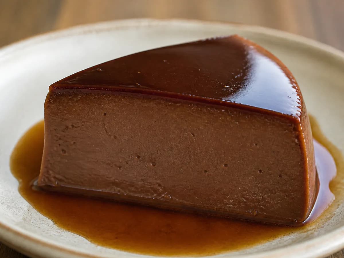 Pormenor de uma porção de Pudim El Mandarim com Chocolate