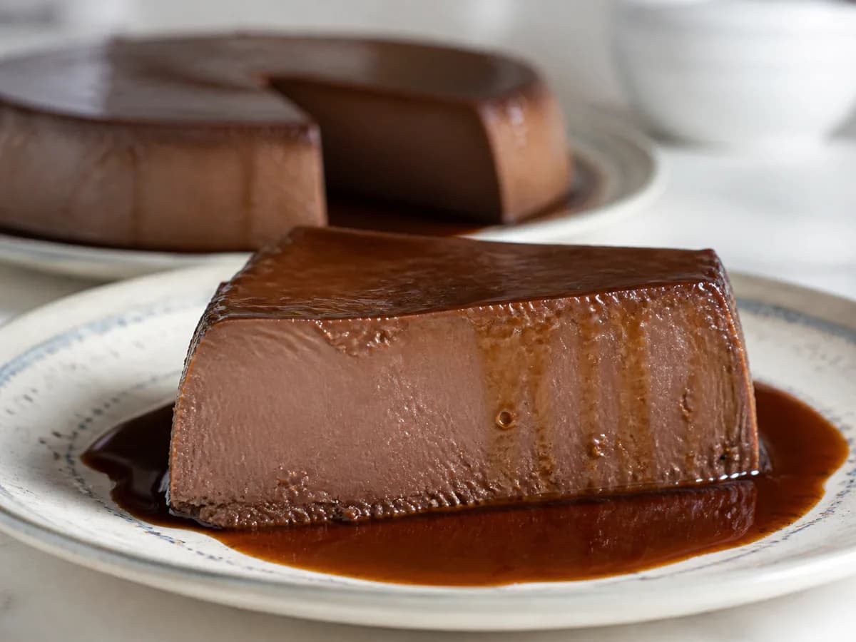 Pormenor de uma porção de Pudim Flan de Chocolate Divinal