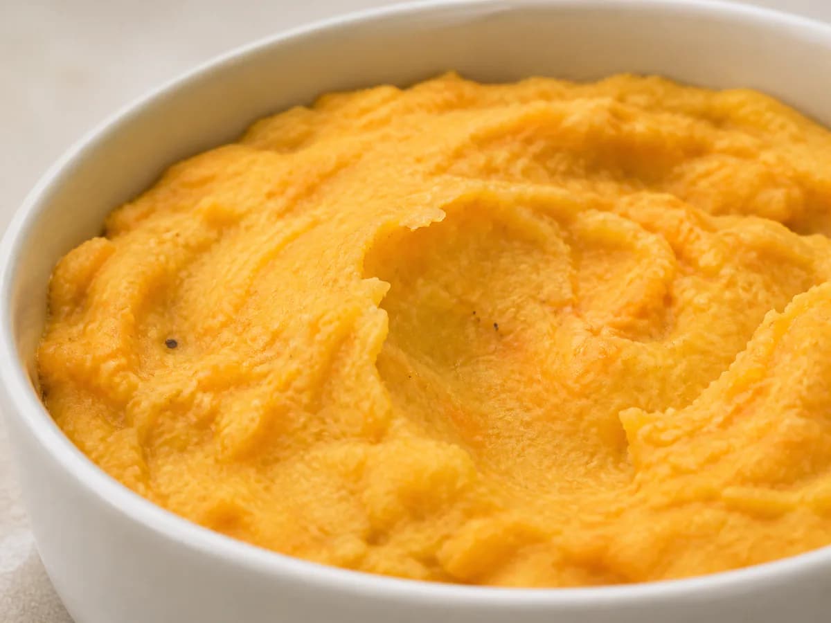 Pormenor de uma porção de Puré de Batatas e Cenoura Cremoso