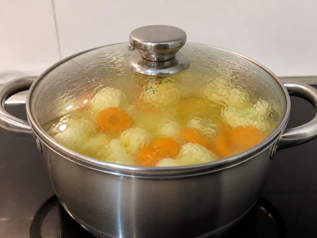 Preparação de Puré de Couve-Flor e Cenoura durante a confeção