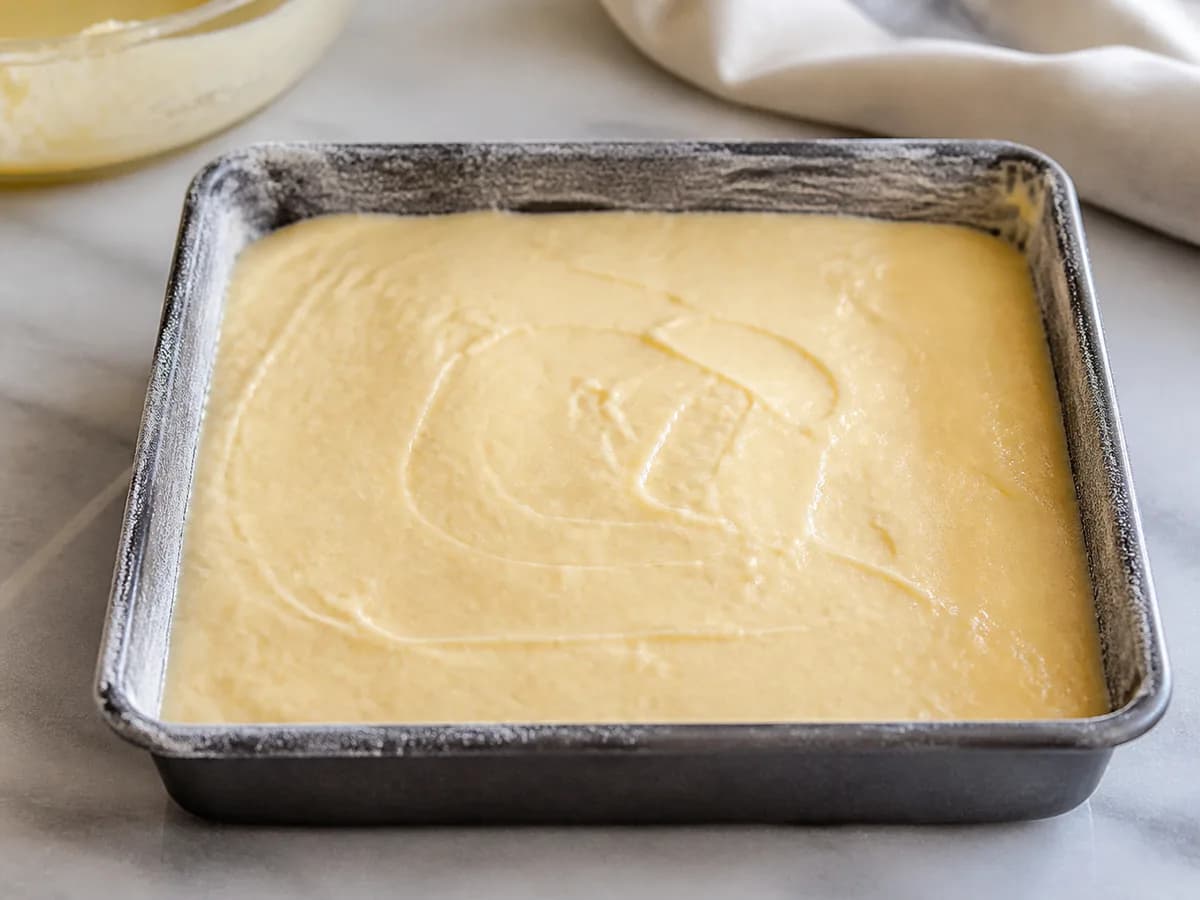 Preparação de Quadradinhos de Queijadas de Iogurte durante a confeção