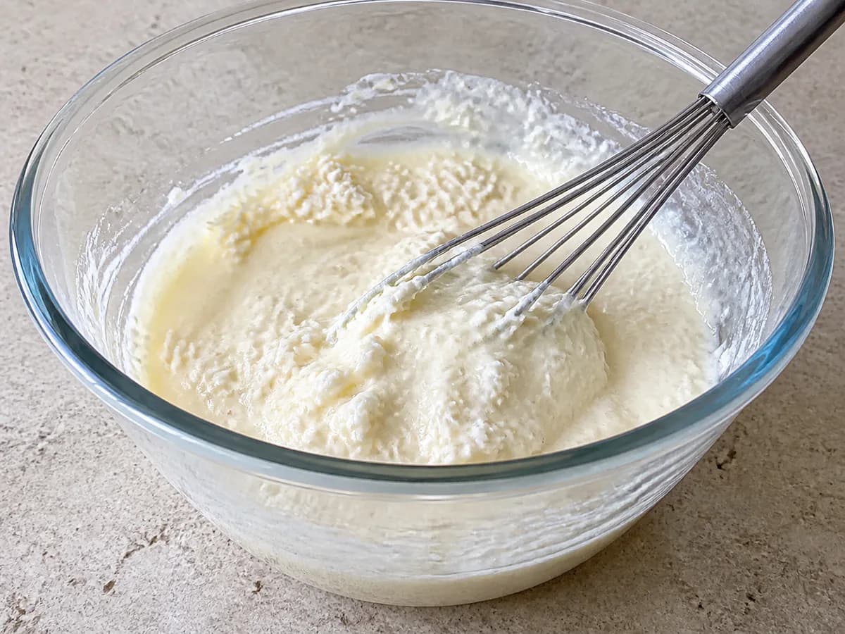 Preparação de Quadrados Cremosos de Coco e Baunilha durante a confeção