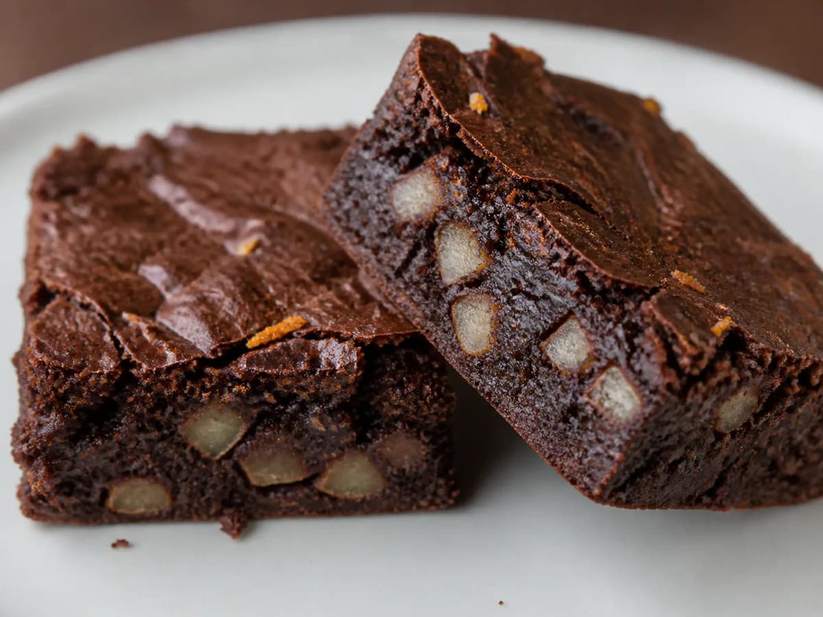 Pormenor de uma porção de Quadrados de Chocolate, Pera e Laranja