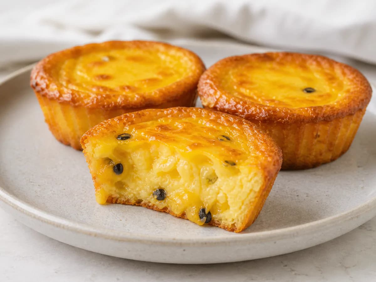 Pormenor de uma porção de Queijadas de Iogurte e Maracujá