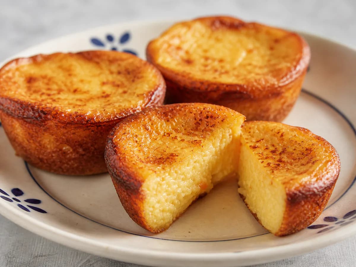 Pormenor de uma porção de Queijadas de Laranja da Nata