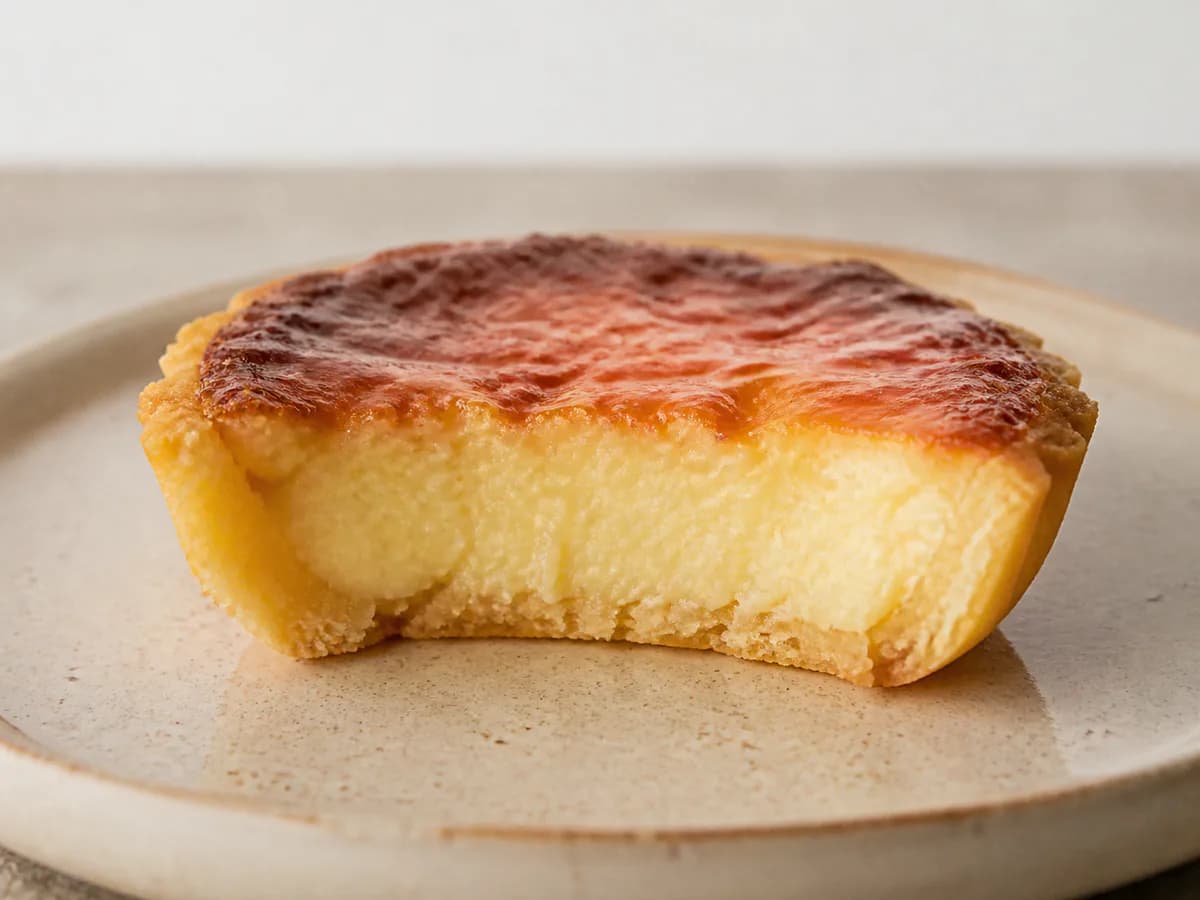 Pormenor de uma porção de Queijadas Deliciosas de Sintra