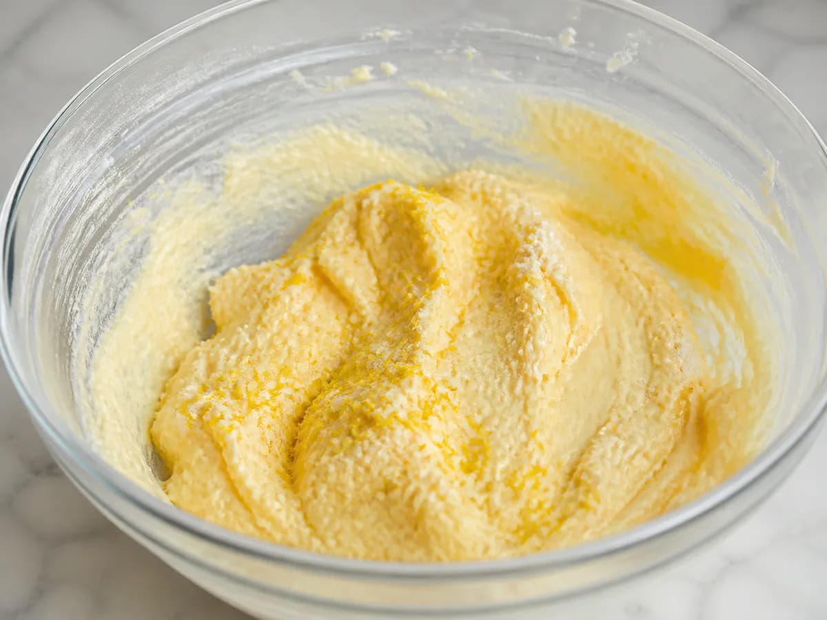 Preparação de Queijadinhas de Queijo Hiper Fáceis durante a confeção