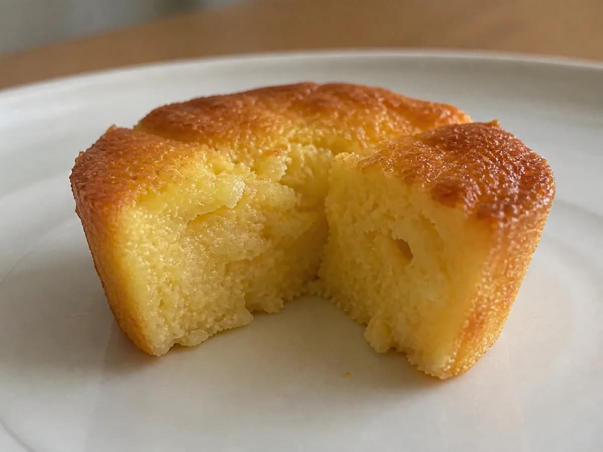 Pormenor de uma porção de Queijadinhas de Queijo Hiper Fáceis