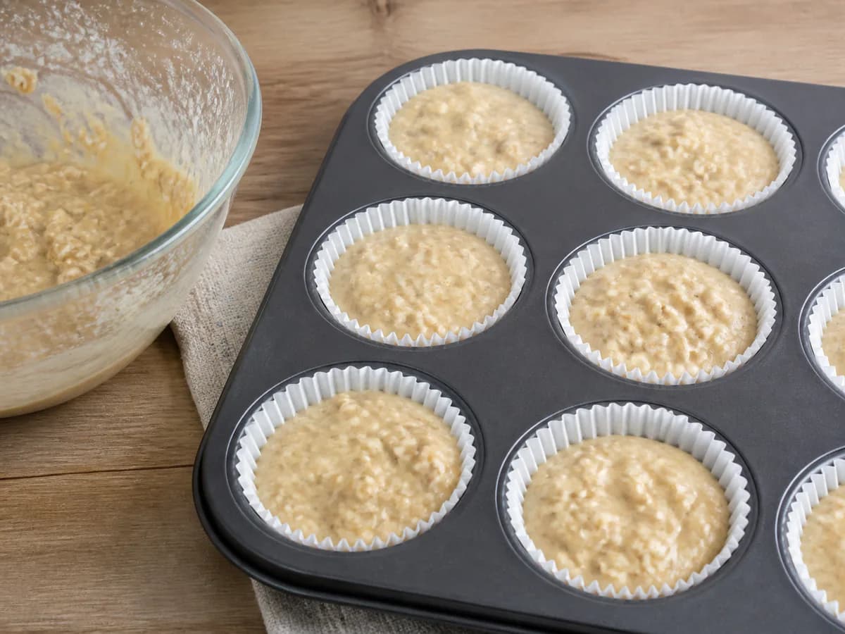 Preparação de Queques de Aveia e Banana Saudáveis e Deliciosos durante a confeção