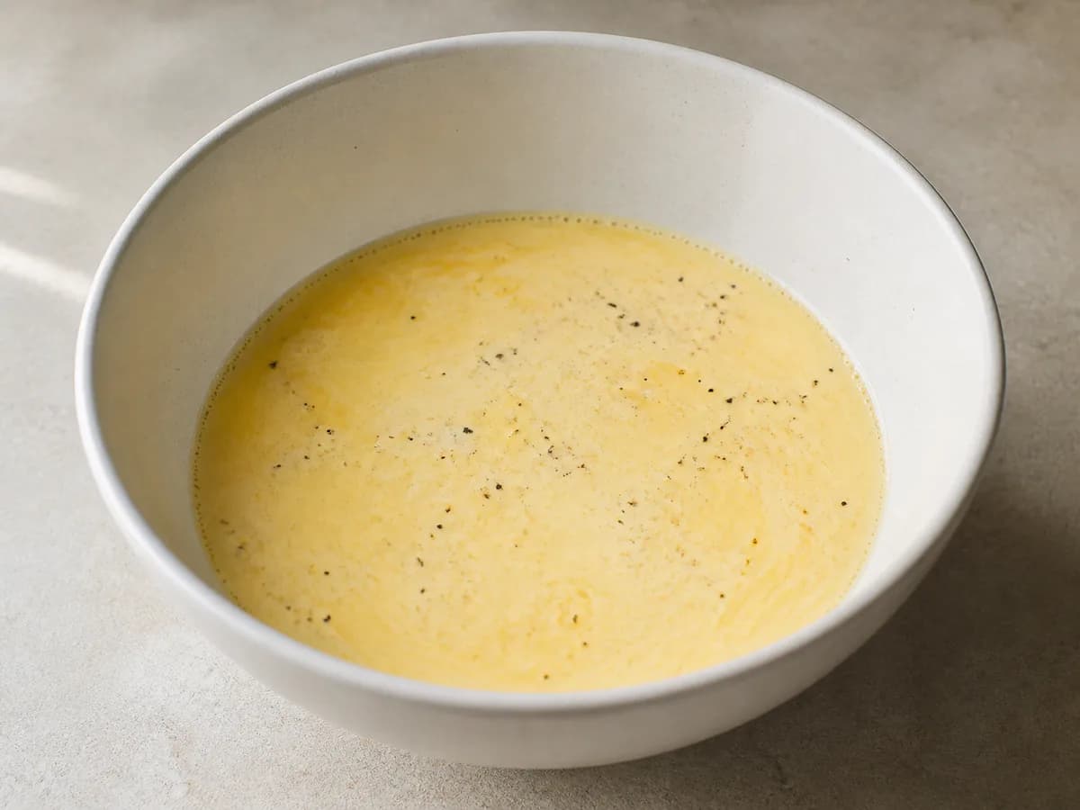 Preparação de Quiche de Alho-Francês com Cogumelos, Queijo e Azeitonas durante a confeção