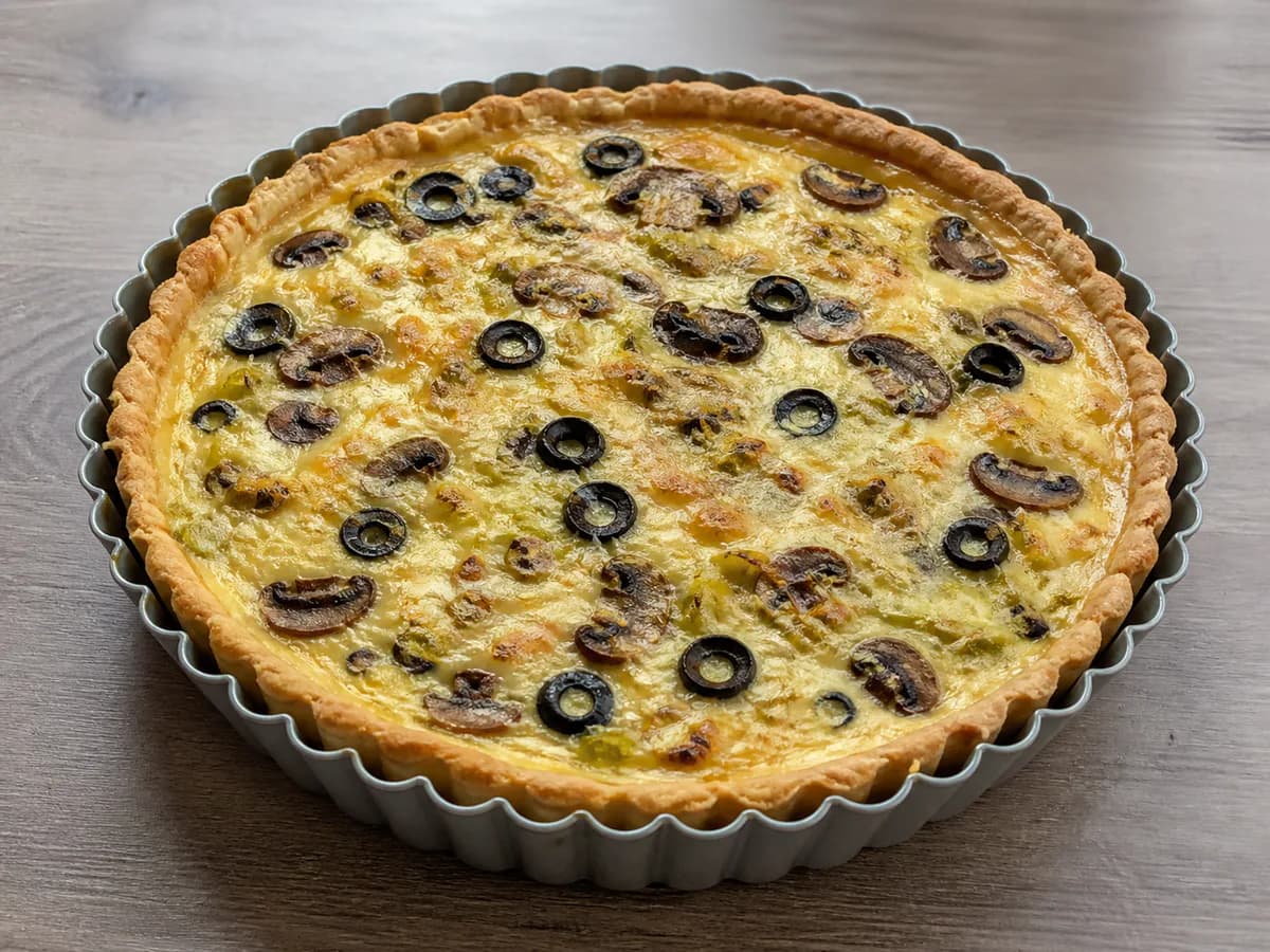 Quiche de Alho-Francês com Cogumelos, Queijo e Azeitonas