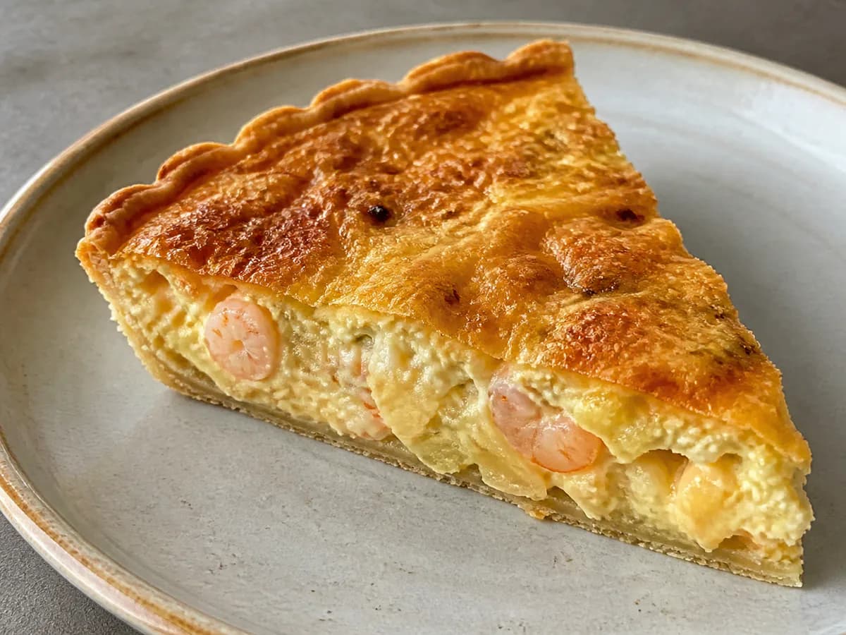 Pormenor de uma porção de Quiche Deliciosa de Camarão Fácil de Fazer
