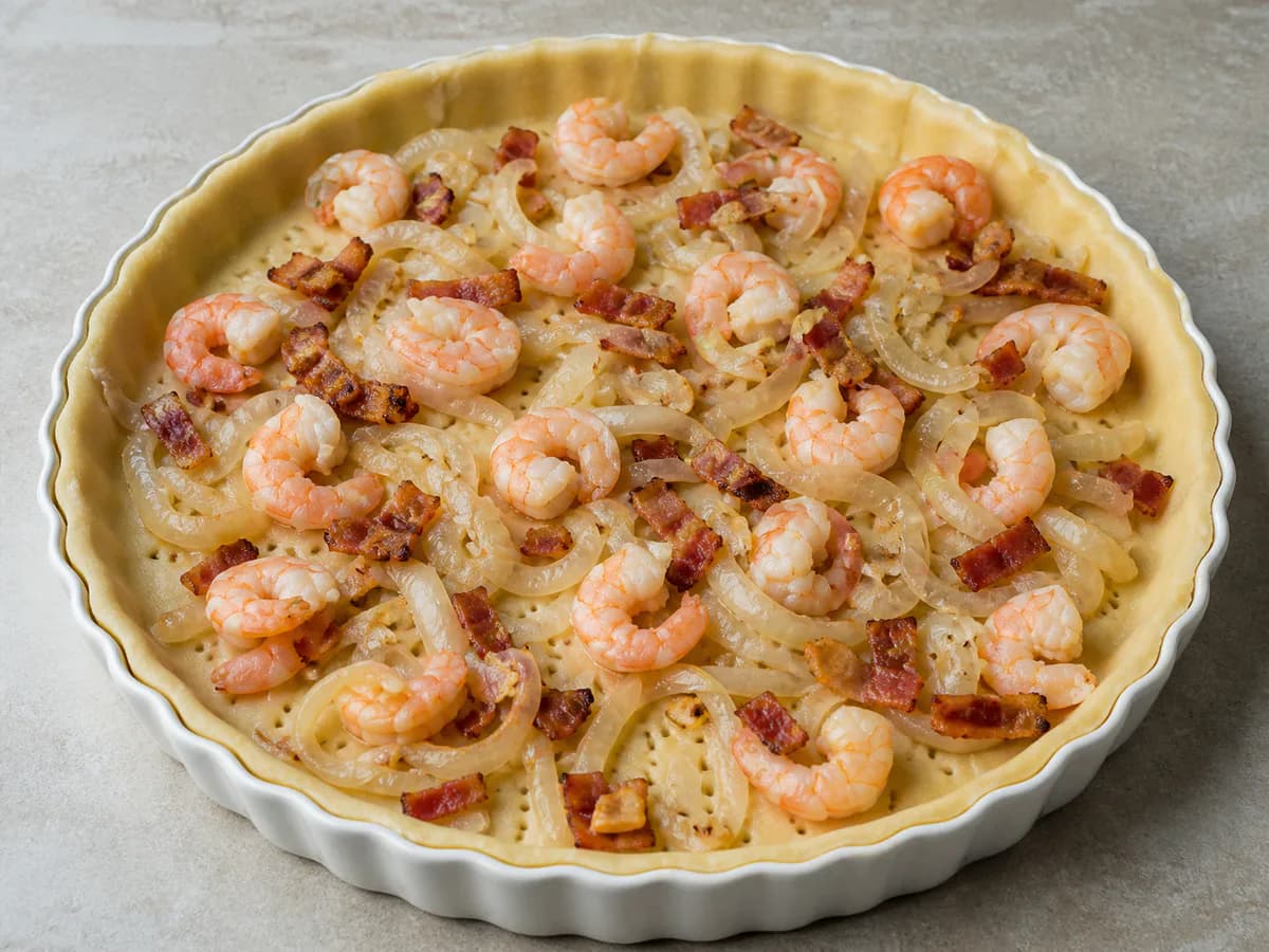 Preparação de Quiche Deliciosa de Camarão Fácil de Fazer durante a confeção