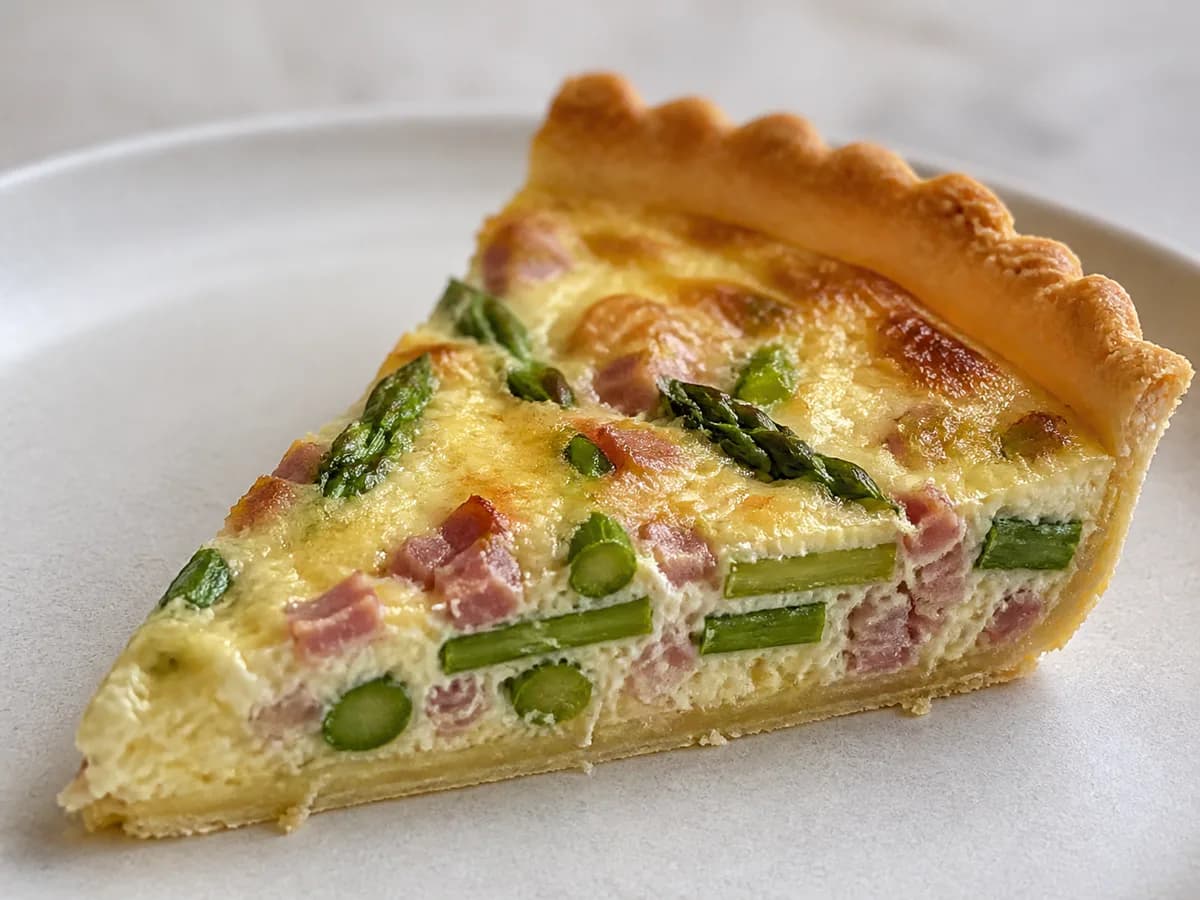 Pormenor de uma porção de Quiche de Espargos e Presunto