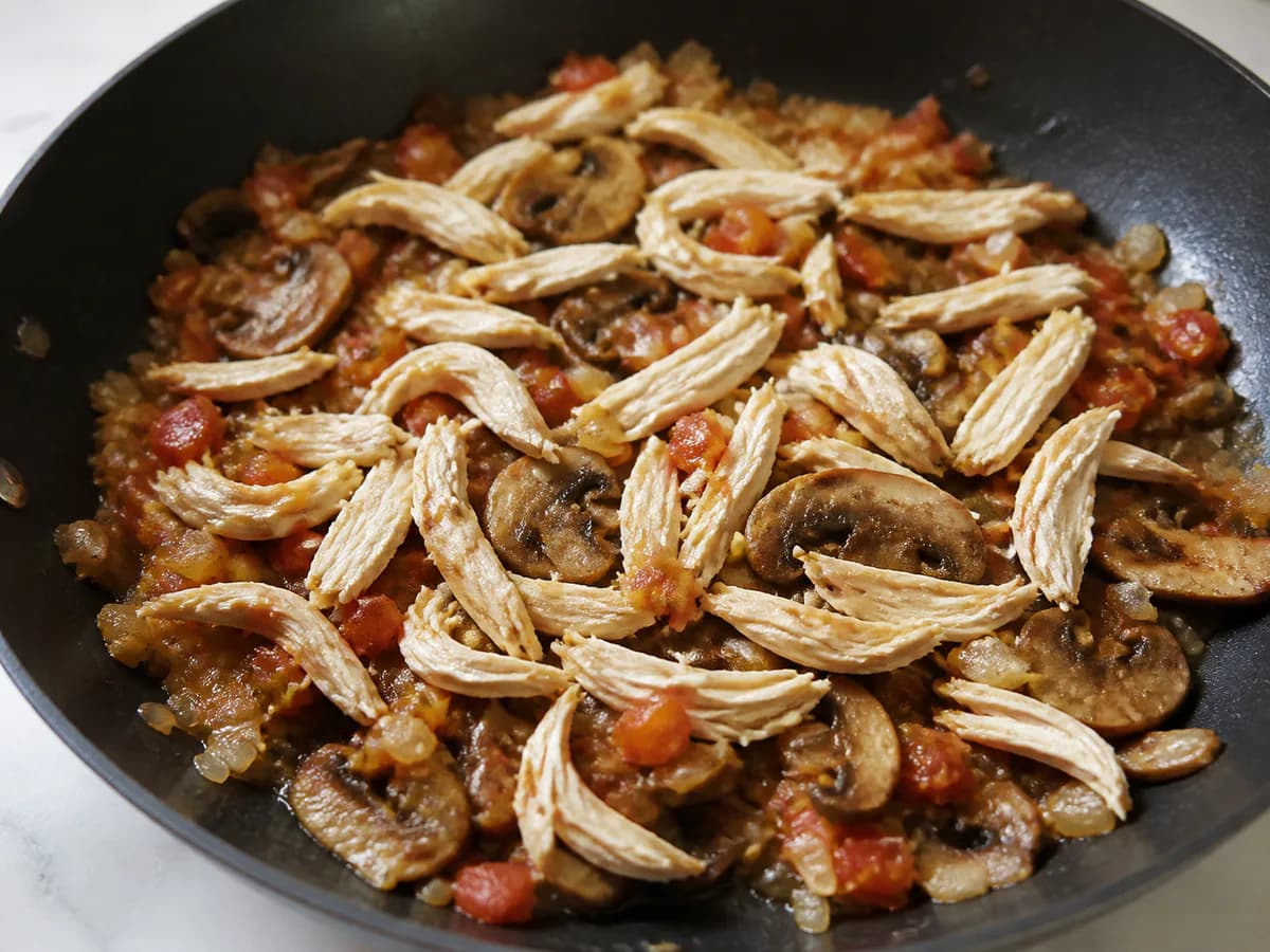 Preparação de Quiche de Frango e Cogumelos com Tomate durante a confeção