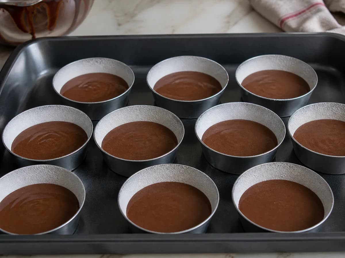 Preparação de Quindins de Cacau durante a confeção