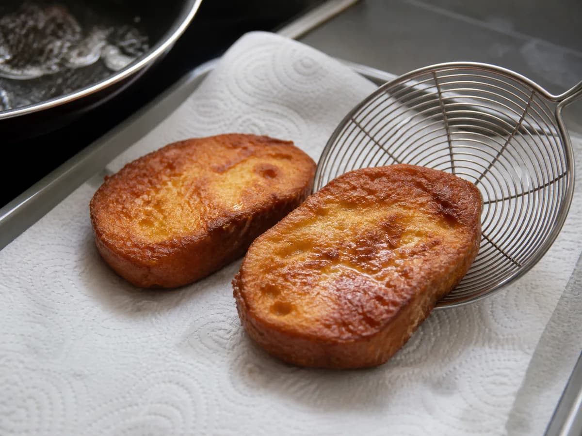 Preparação de Rabanadas com Calda de Laranja durante a confeção