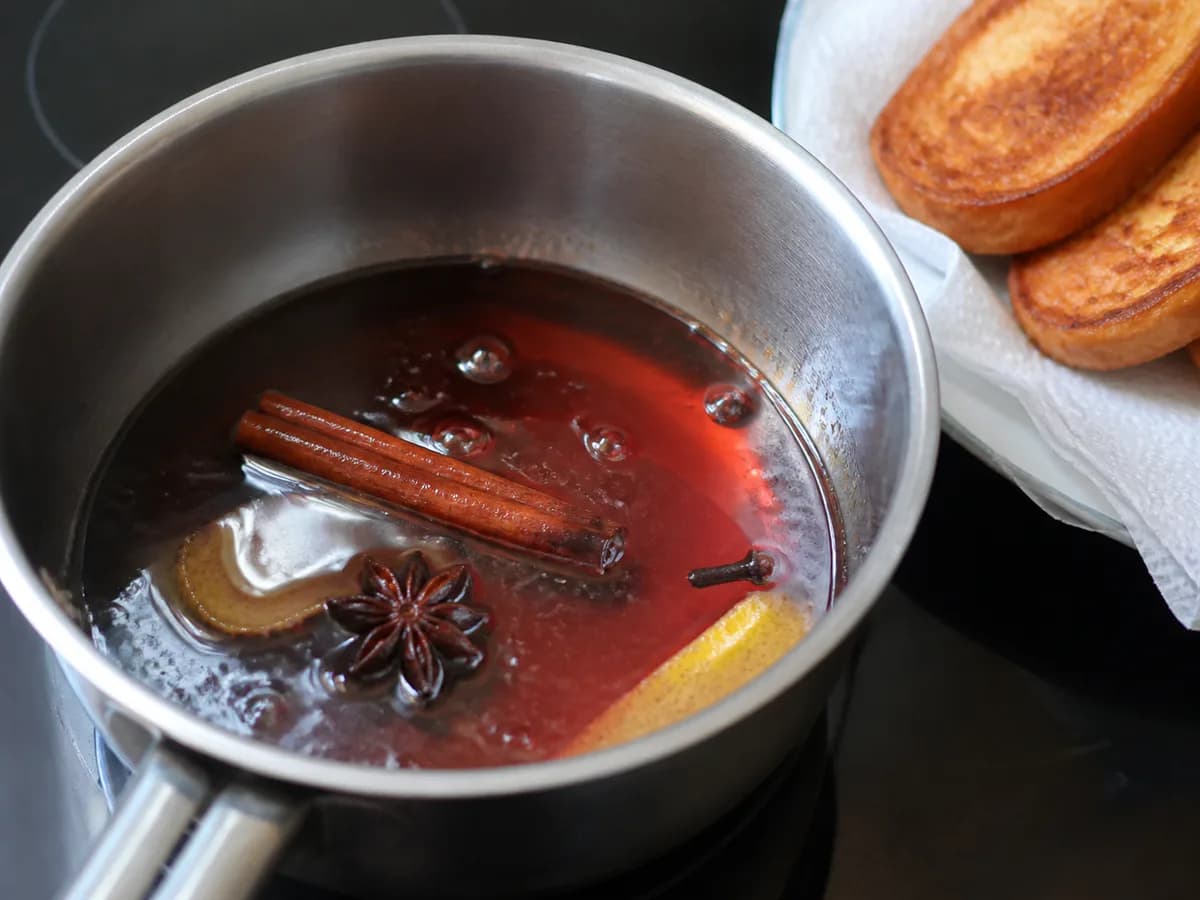 Preparação de Rabanadas com Molho de Porto e Especiarias durante a confeção