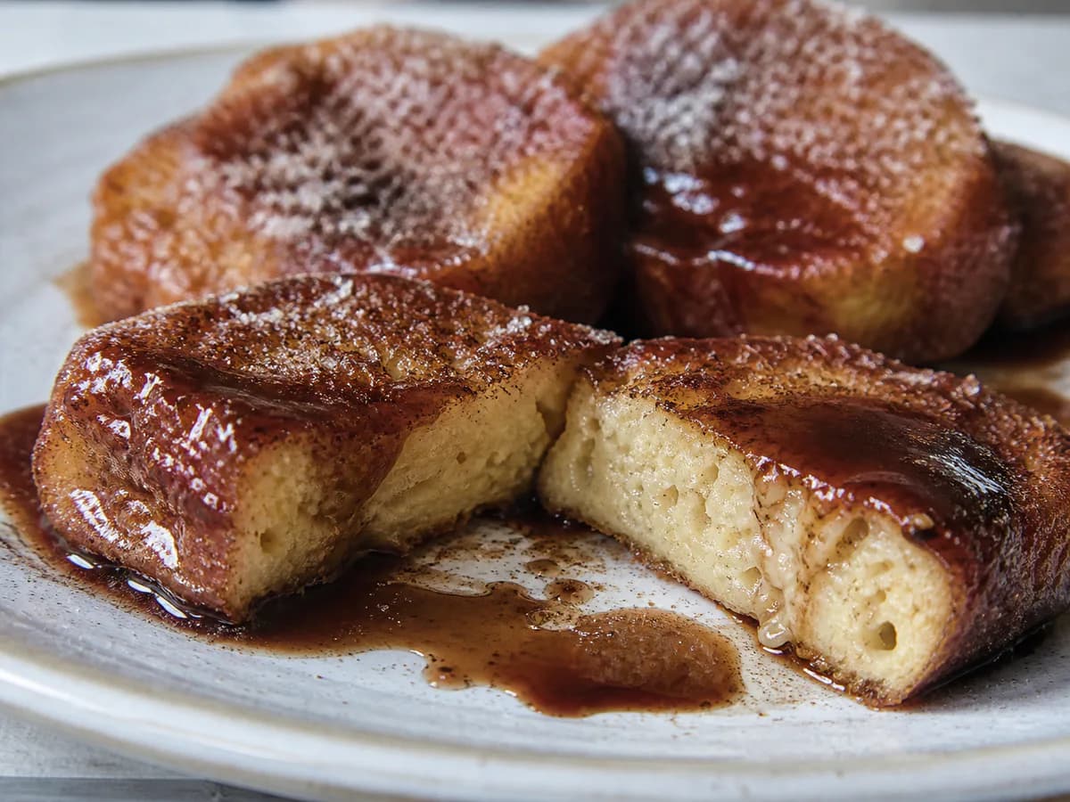 Pormenor de uma porção de Rabanadas com Molho de Porto e Especiarias