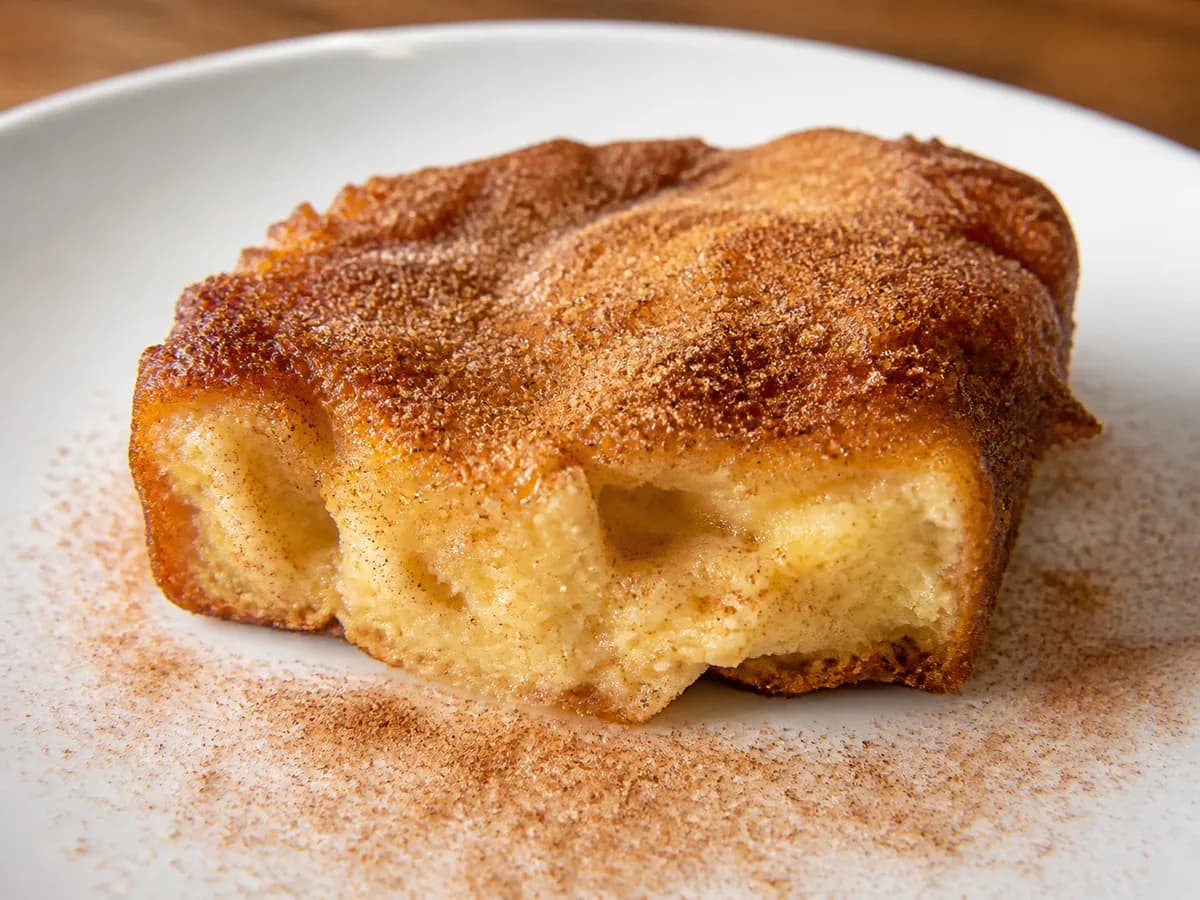 Pormenor de uma porção de Rabanadas de Leite e de Vinho no Forno