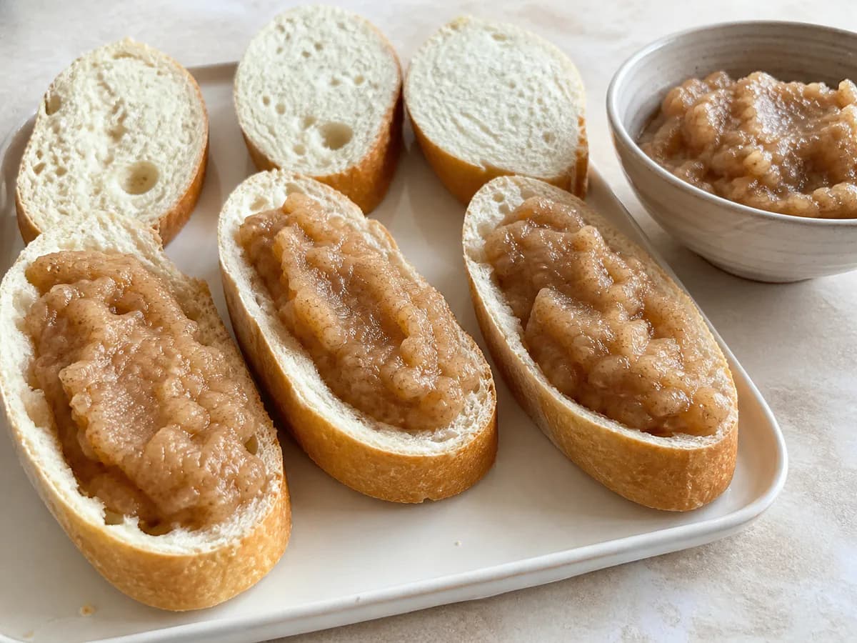 Preparação de Rabanadas Recheadas com Creme de Maçã e Canela durante a confeção