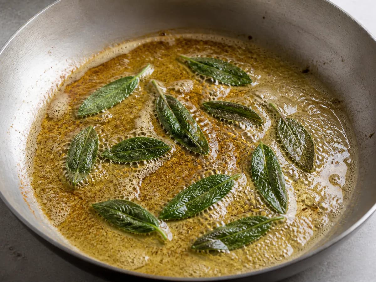 Preparação de Ravioli de Abóbora com Pinhões e Sálvia durante a confeção