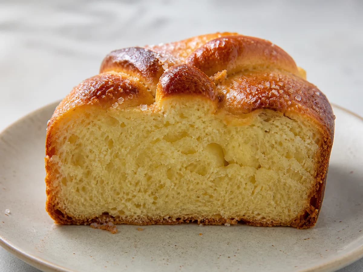Pormenor de uma porção de Folar Doce com Limão e Canela