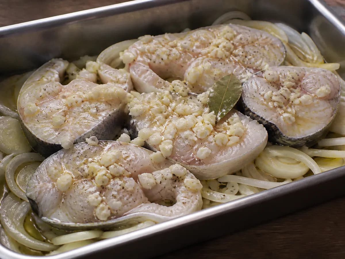 Preparação de Peixe de Rocha de Cebolada no Forno durante a confeção