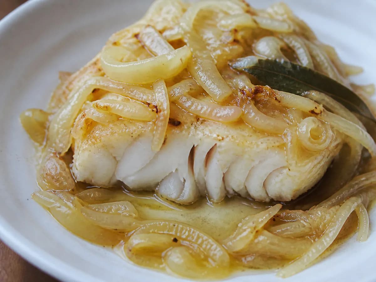Pormenor de uma porção de Peixe de Rocha de Cebolada no Forno