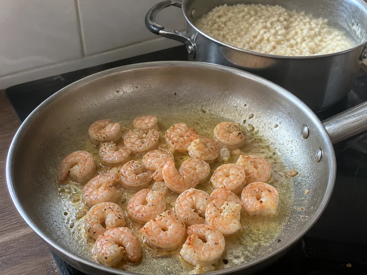 Preparação de Risoto de Camarão com Manga durante a confeção
